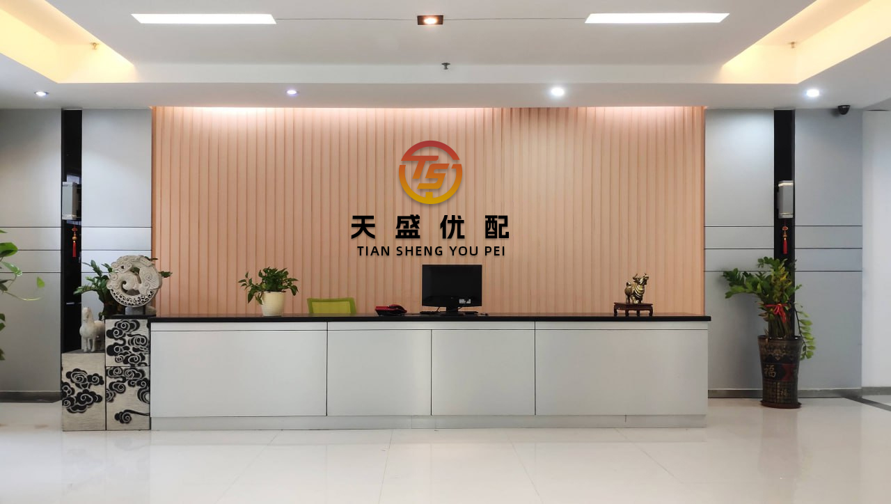 盈胜优配 小月龄宝宝吐奶怎么办?小月龄宝宝吐奶非常常见，家长先别太焦虑。这通常是因为宝宝的胃呈水平位，容量小，且贲门（胃的入口）比较松弛导致的，大多数是生理性的“溢奶”。您可以尝试以下方法，来有效减少和应对吐奶：1. 喂养中：哺乳期妈妈尽量采用半卧位或坐着喂奶，让宝宝身体呈一条直线，避免窝着...